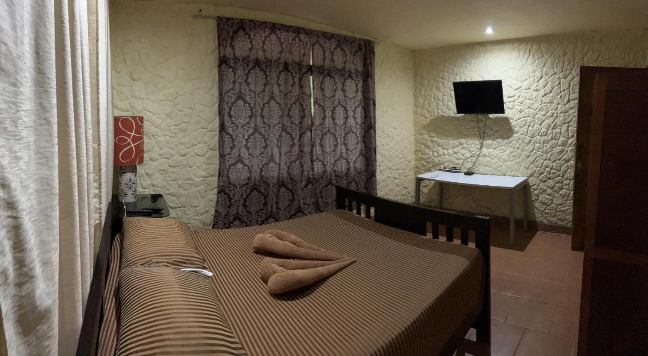 Casa Encantada Offers You Two-Bedroom House, 1 Tiny Apartment & 3 Double Rooms Manuel Antonio Buitenkant foto