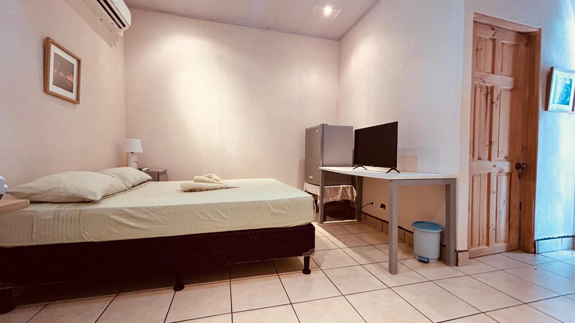 Casa Encantada Offers You Two-Bedroom House, 1 Tiny Apartment & 3 Double Rooms Manuel Antonio Buitenkant foto