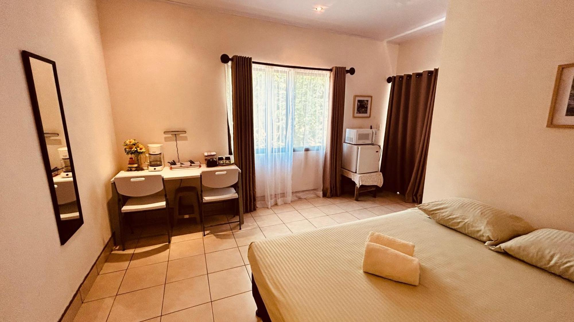 Casa Encantada Offers You Two-Bedroom House, 1 Tiny Apartment & 3 Double Rooms Manuel Antonio Buitenkant foto