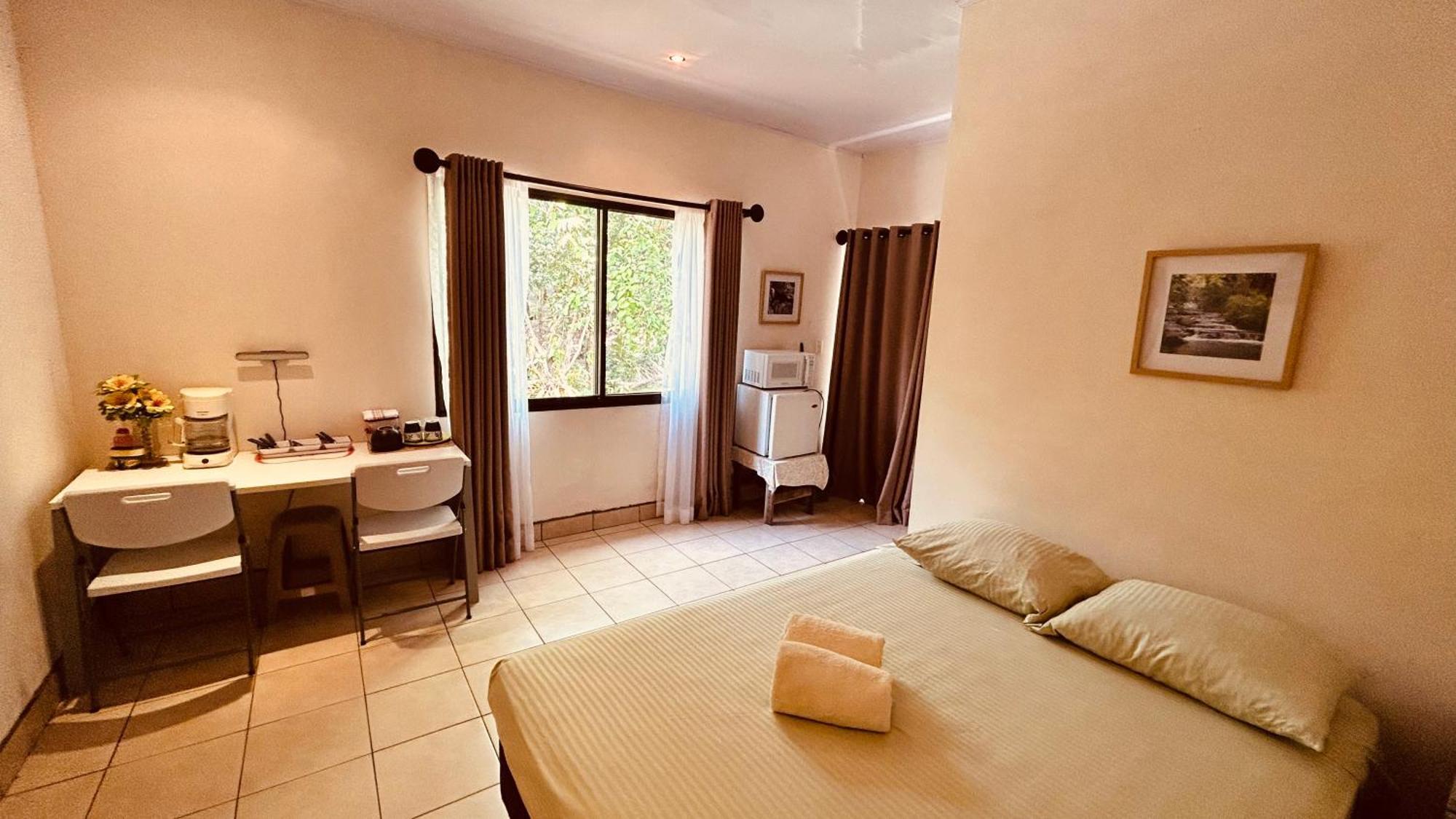 Casa Encantada Offers You Two-Bedroom House, 1 Tiny Apartment & 3 Double Rooms Manuel Antonio Buitenkant foto